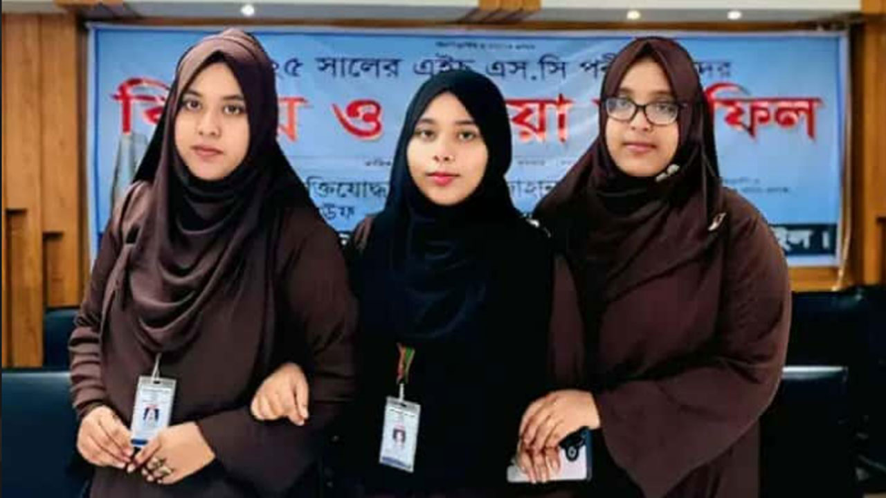 একস‌ঙ্গে এইচএসসি পরীক্ষা দিচ্ছেন তিন বোন